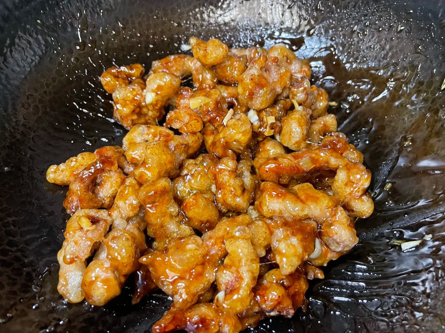 A perfectly plated dish of Tang Cu Li Ji