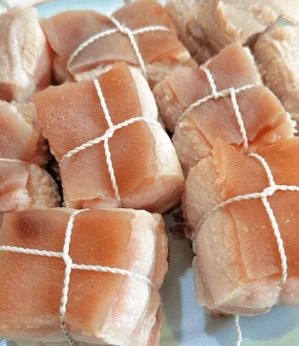 Tying pork cubes to maintain their shape