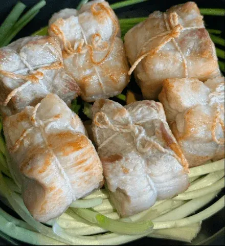 Setting up the pot with scallions and ginger